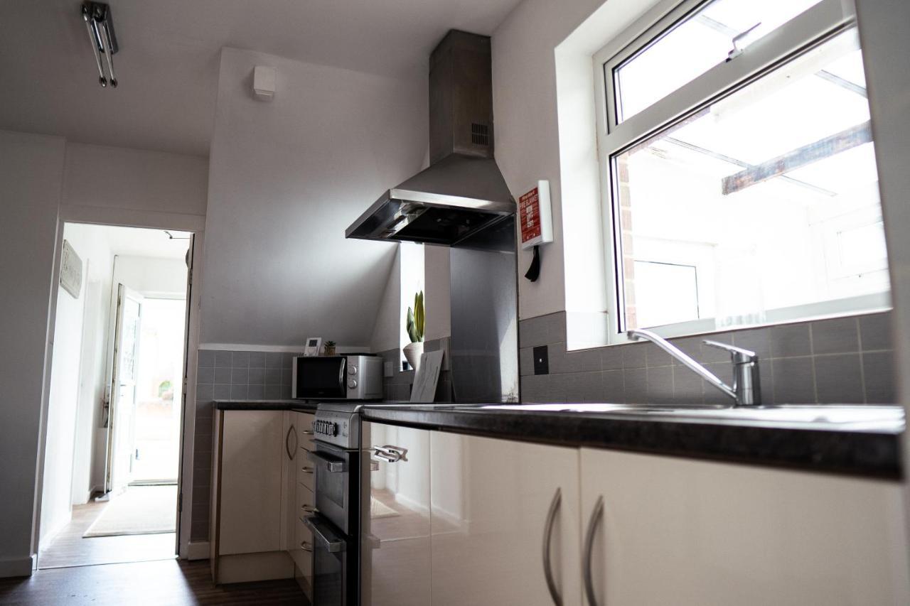 Large 4 Bedroomproperty Driveway And 3 Bathrooms Burton Latimer Kültér fotó