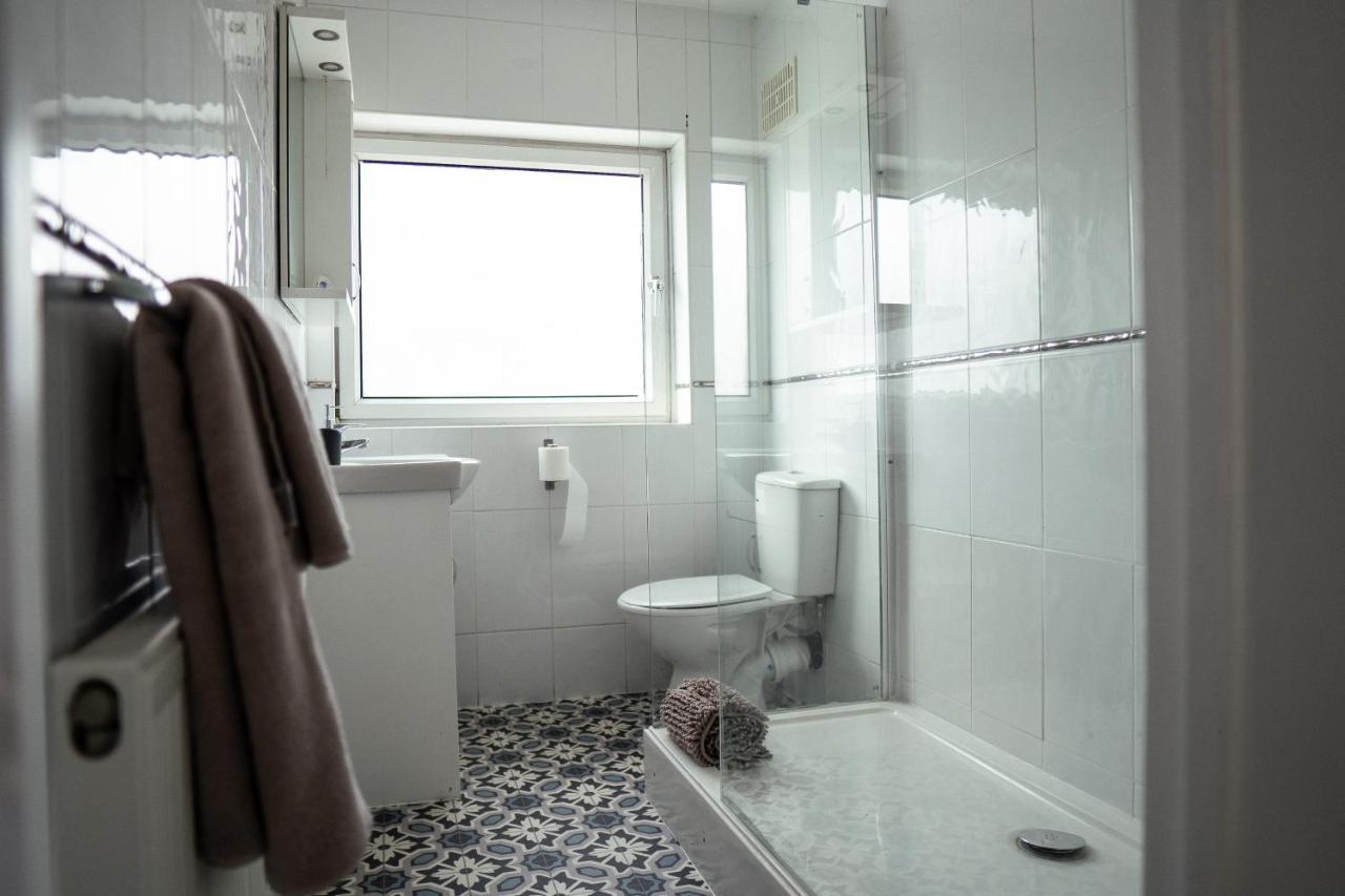 Large 4 Bedroomproperty Driveway And 3 Bathrooms Burton Latimer Kültér fotó